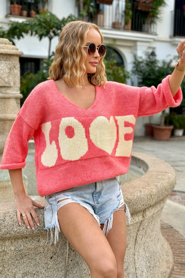 Sweter z napisem Love koralowo-waniliowy